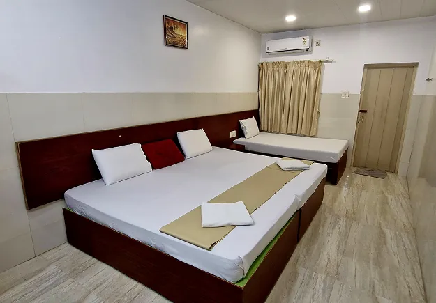 Spacious Family AC Room at Sathya Garden Resort, best family hotel room in Mettupalayam Coimbatore for group stays